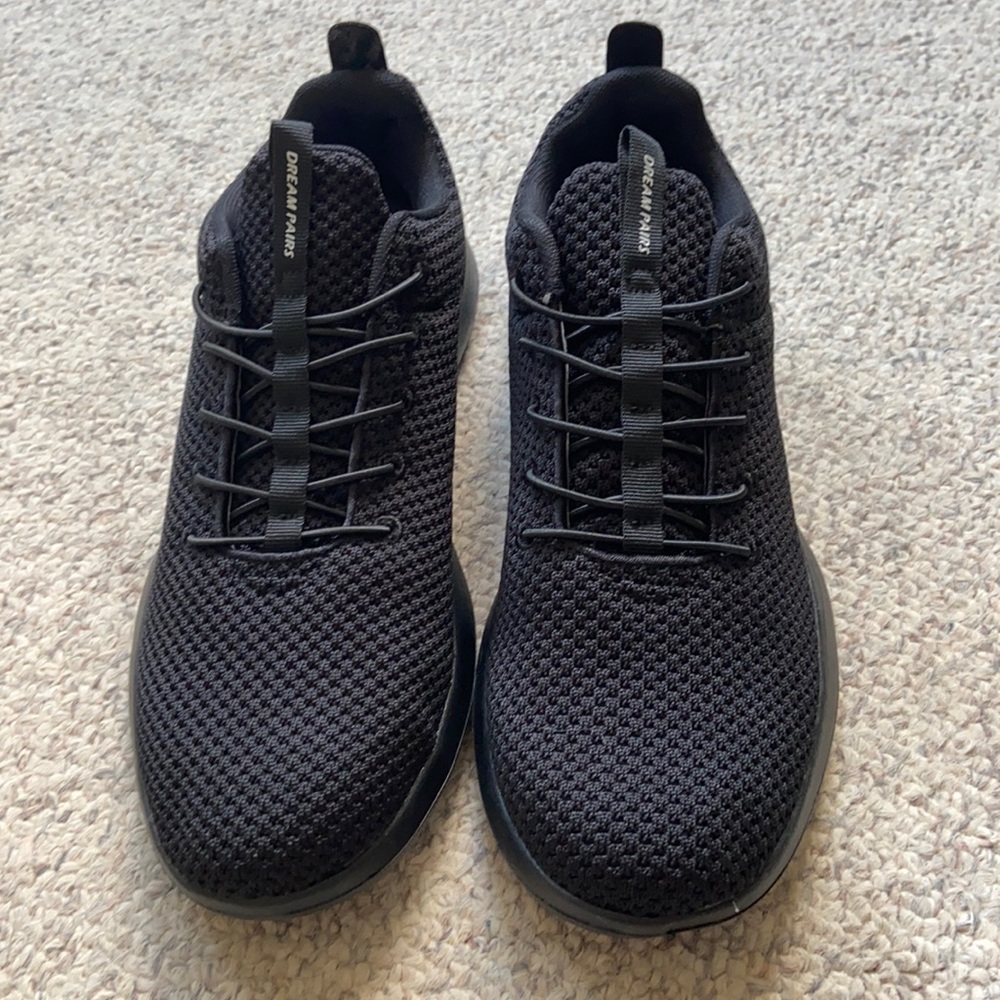 Black men’s size 11 Dream Pair sneakers
